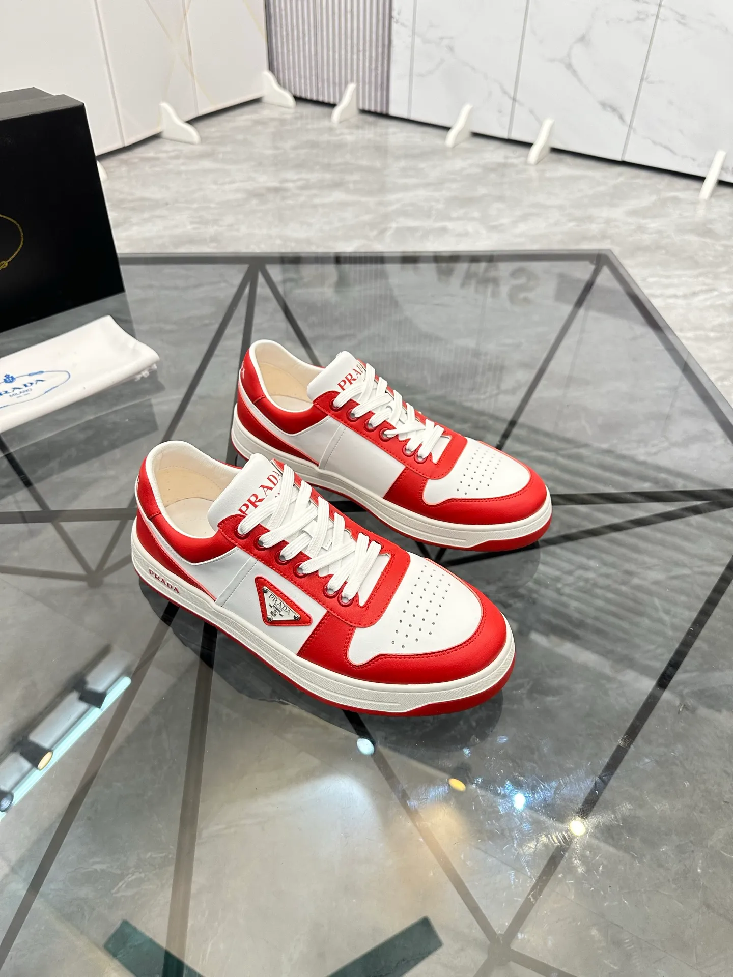 Men's shoes: 💰P400¥ Product trademark: Prada *"Prada*" low-top casual shoes Regular size: 38-44 (can be customized to 45) Product materials: imported cowhide upper, sheepskin lining, original outsole. Number: 020